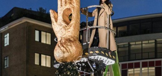 Скульптура от Алигьери венчает рождественскую елку Телевизионного центра