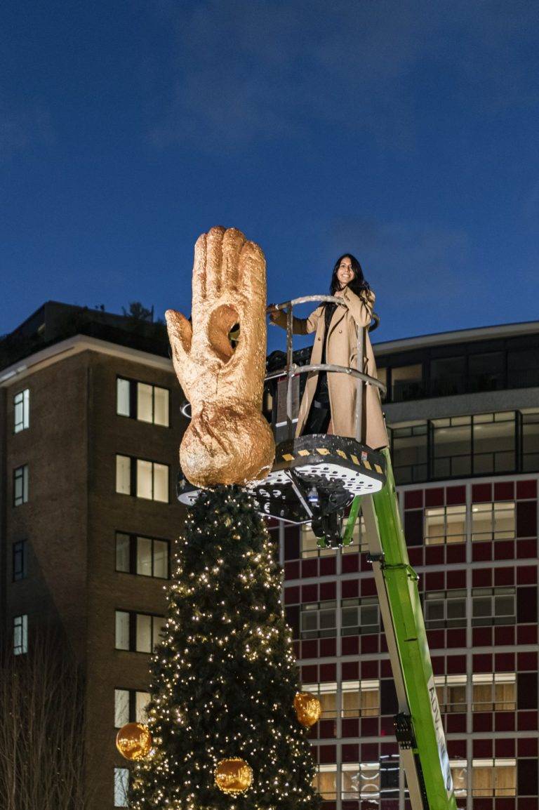 Скульптура от Алигьери венчает рождественскую елку Телевизионного центра